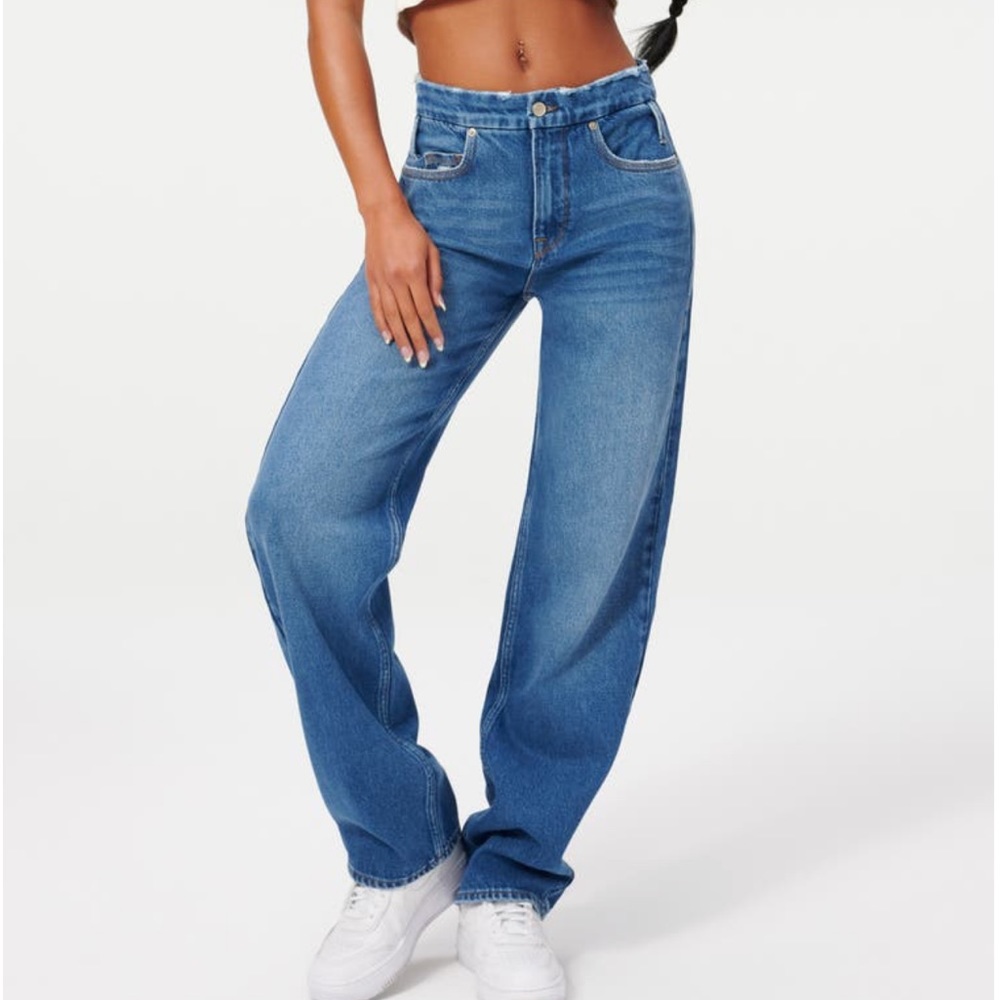 Good American 90s lowered belt jeans